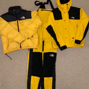 North face XL yellow fit - 3800 + shipping. Vintage. No holes or damage. 