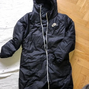 Nike jacka  - Lite skadad på insidan. Man kan ha jackan åt Både hållen (vränga den) på ena sedan har jag fått sy. Säljes i befintligt skick :) 