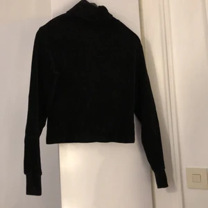 Svart polo tröja  - Materialet är tjockt och ribbat, xs