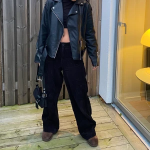 Manchester byxkor svarta - Ett par fina Manchester byxor som är i bra skick. Använt fåtal gånger och säljer för att att de inte kommer till användning. Frakt tillkommer!