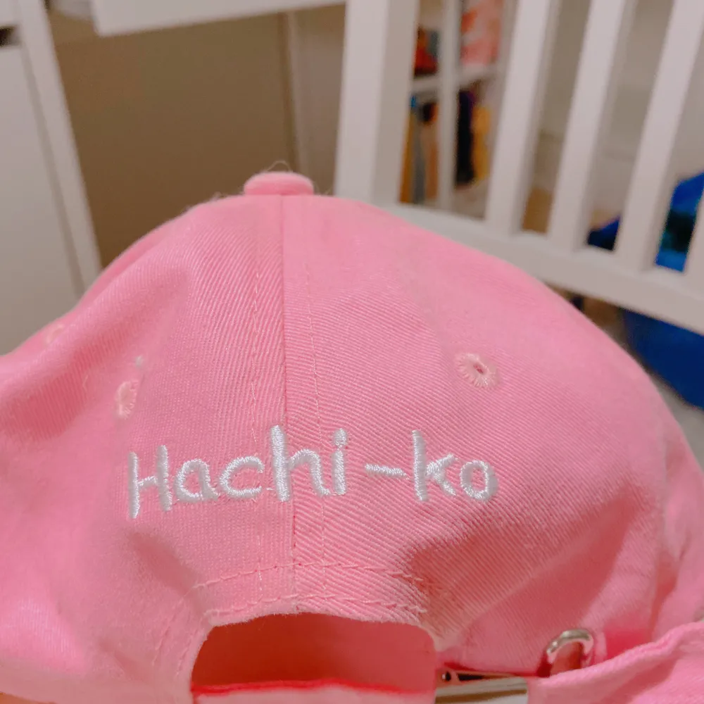 säljer min söta rosa ハチ公 keps! älskar den, men aldrig kommit till användning för hatar att ha på mig keps no cap 😂❌🧢 frakt tillkommmer! budning vid flera intresserade! kontakta vid frågor! 💌 . Accessoarer.
