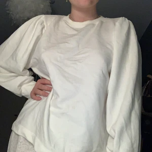 Vit blus - En fin och enkel vit blus från Lager 157. Super gullig med mindre ”puffärm”💕 Förstor på mig så säljer den💗 Storlek M