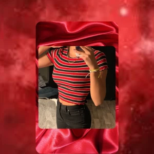 T-shirt - En snygg röd randig t-shirt. Storlek S , frakt kostand 45kr