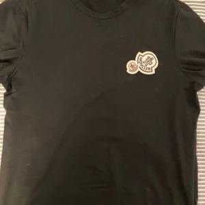 Moncler T-Shirt (M) - Säljer min T-shirt, använd fåtal gånger och ej urtvättad eller liknande och utan skador. Rökfritt hem. Hämtas i Ransta eller närheten av Sala alternativt skickar jag den om vi kommer överens om priset. 