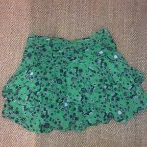 & other stories kjol storlek EUR 38 - Använd ca 5 gånger. Minikjol. Dragkedja.