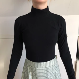 Svart polotröja i body - Tajt body som knäpps. Långärmad. Mjuk i tyget. Från Brandy Melville. Är meningen att vara one-size men passar som xs/s. 