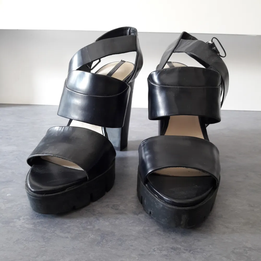 Svarta klackar med platå från Zara i storlek 40. De är aldrig använda 👠 Frakt tillkommer. Kontakta mig för med info om skorna och fraktkostnad 😍 Tar emot Swish. Skor.