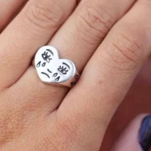Ring  - Säljer denna lilla trendiga smiley ringen i 925 stearling silver då den inte kommer till användning då jag har andra. Den är reglerbar så passar alla storlekar. Den är oanvänd och fraktas i org. förpackningen. Frakt 11kr. Högsta bud:100kr ☺️💖💘💝💗