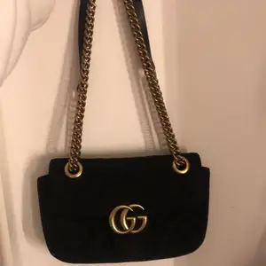 Riktigt bra kopia av en Gucci väska, men säljer då den inte kommer till användning! Jätte bra skick och kvalitet!