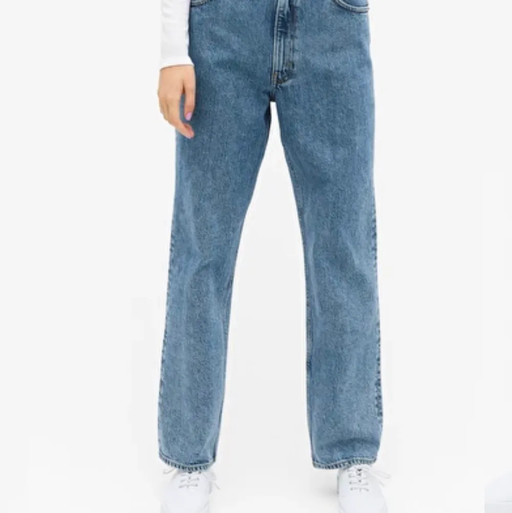 Monki jeans i modellen taiki straight leg i färgen blue jeans🥰. Jeans & Byxor.