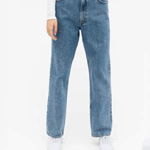 Monki jeans i modellen taiki straight leg i färgen blue jeans🥰