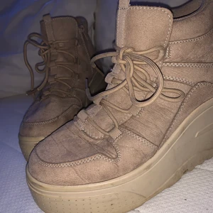 skor st 39 - dom är använda några gånger men dom är fortfarande i bra skick. säljer dom endast för dom är lite för stora för mig. dom har platå på ungefär 5cm. jätte fina :)