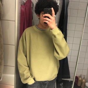 Weekday Tröja - Grön Weekday Tröja. Väldigt fint skick utan några defekter. Storlek L men sitter mer som en M-L. Möts i Malmö och tar Swish. Står ej för frakt! (: