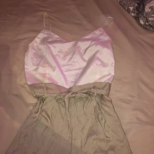 Byxdress ✨ - Liknande som den andra byxdressen söt och bekväm med knytning i midjan och öppnas med en dragkedja på sidan✨