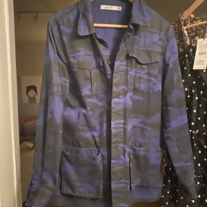 Militärjacka  - Jätte snygg militärjacka. Svart och blått. Bra skick i oversized modell. 