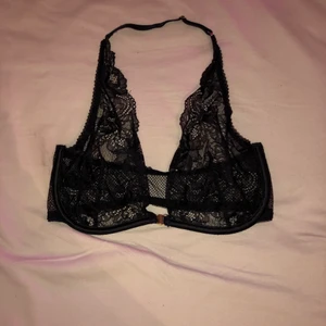 Bh✨ - Spets bh med öppning i mellan brösten kan användas av mindre storlek då den är i spets har användt den även fast jag har 65b ✨