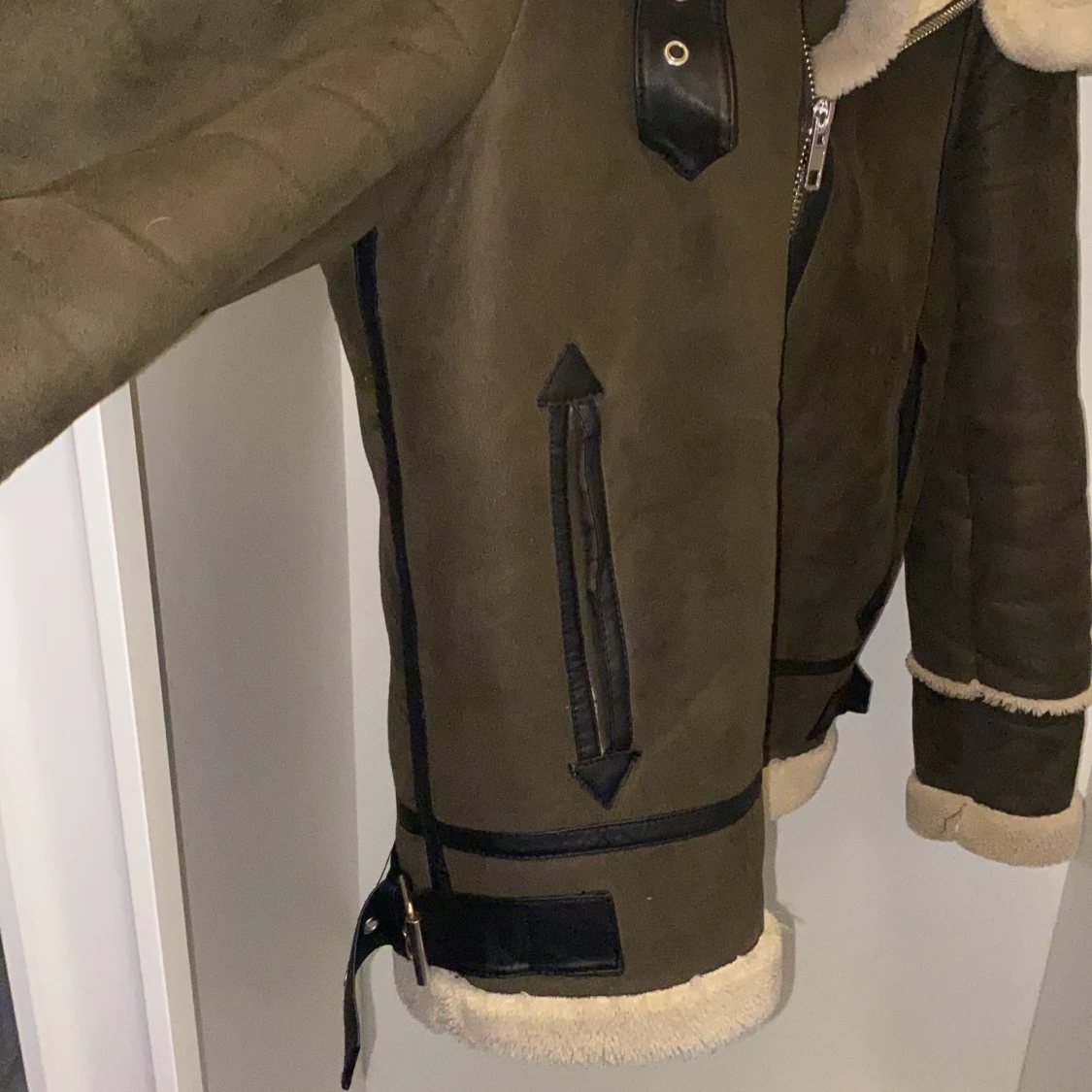 Faux fur Aviator jacket från BikBok  - 91