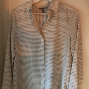 Skjorta - En snygg skjorta i mjukt material. Storlek 38 & knappt använd då den inte passar mig i storlek❤️