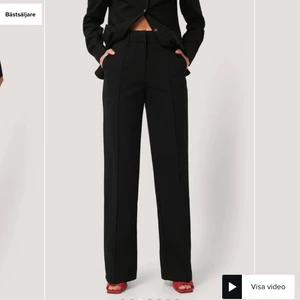 Kostymbyxor med slits - Säljer dessa fina och populära kostymbyxor med slits i storlek 36!💖 aldrig använda