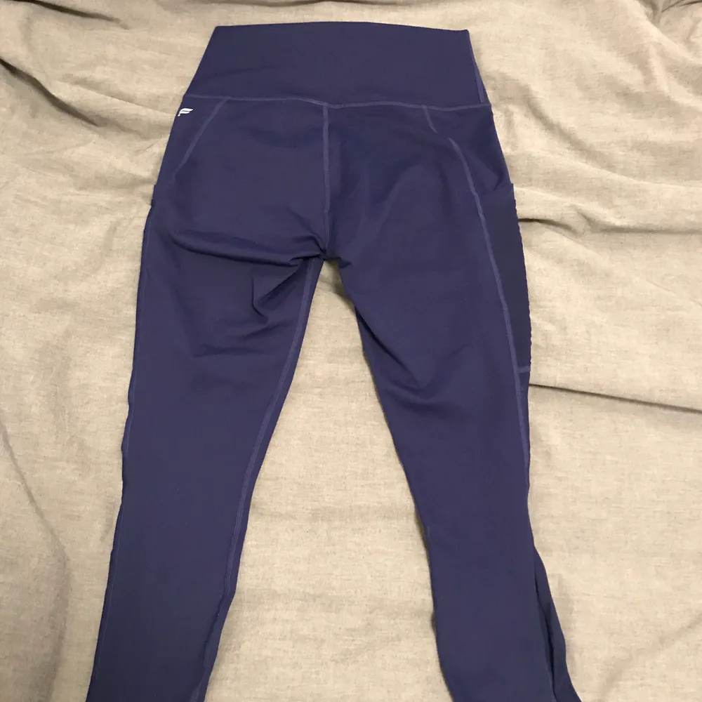 Beautiful navy blue fabletics leggings, great support, size small. 60 sek + shipping ❤️. Jeans & Byxor.