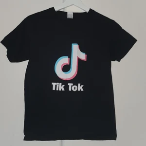 Tiktok tröja:) - En jättefin svart tiktok tröja som jag köpte för ungefär 5 dagar sen<3