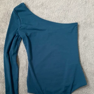 One shoulder body - One shoulder body i fin blågrön färg                                                                Köparen står för frakten 