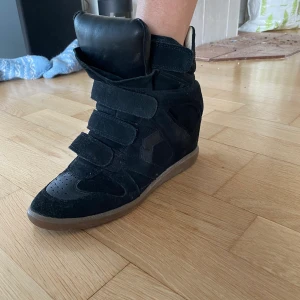 Isabel Marant - Säljer mina isabel marant skor då dom inte kommer till användning längre. Jätte sköna och snygga skor, ny pris 4500, dustbag följer med till skorna
