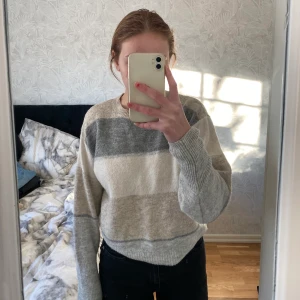Stickad tröja - Randig stickad tröja från H&M i super bra skick! Säljes då jag inte använt den på länge!  Är villig att fixa paketpris vid köp av flera plagg!:)