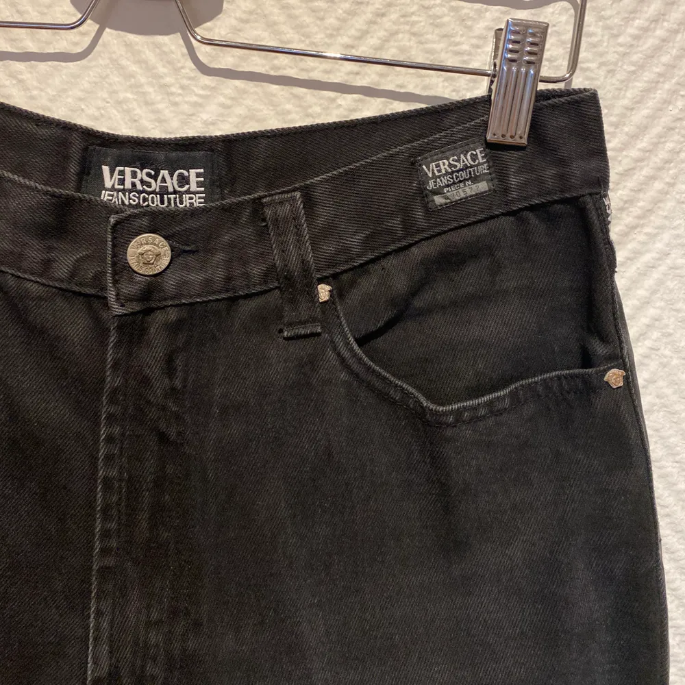 Såå fina vintage Versace straight jeans i svart. Mycket bra skick. Om du vill ha fler bilder är det bara att kontakta. Buda från 250kr med 20krs mellanrum.. Jeans & Byxor.