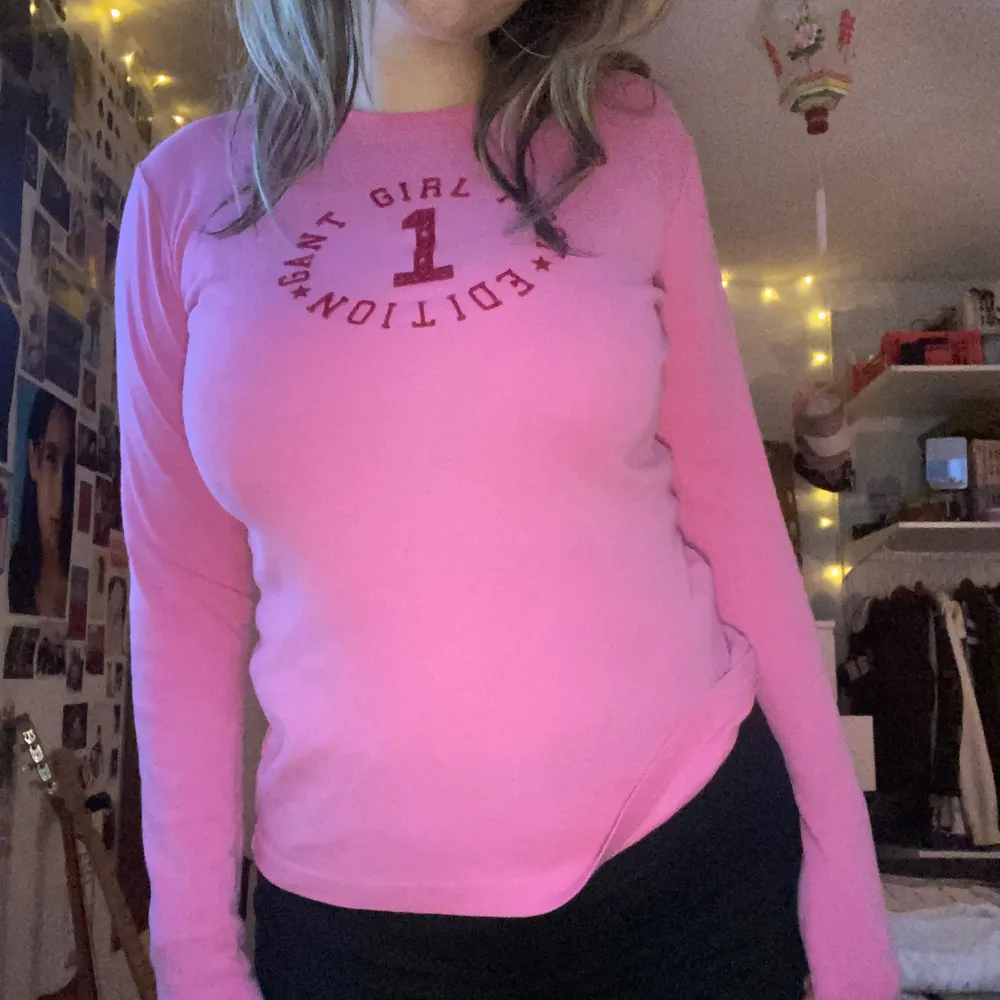 long sleeve t shirt. w cute details on the front. it’s in good condition (no rhinestones missing from the front). Skjortor.