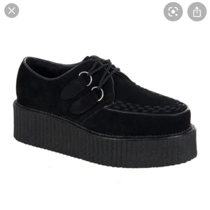 Demonia Creepers strl 38 - Demonia creepers i mocca köpta typ 2013. användas några gånger då men har inte använts på några år. Lite slitna men fortfarande användbara!!! går o torka av lite oxå. orginalpris va 790kr 