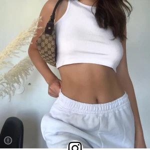 Linne - Extra cropped ribbed top från nelly i storlek m. Helt ny med prislapp kvar. Skulle rekommendera till någon med mindre bröst då linnet är väldigt kort. 