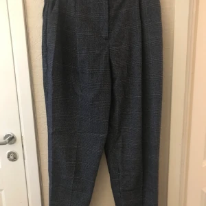 Finbyxor  - Rutig blå/grå byxa, oanvända! 