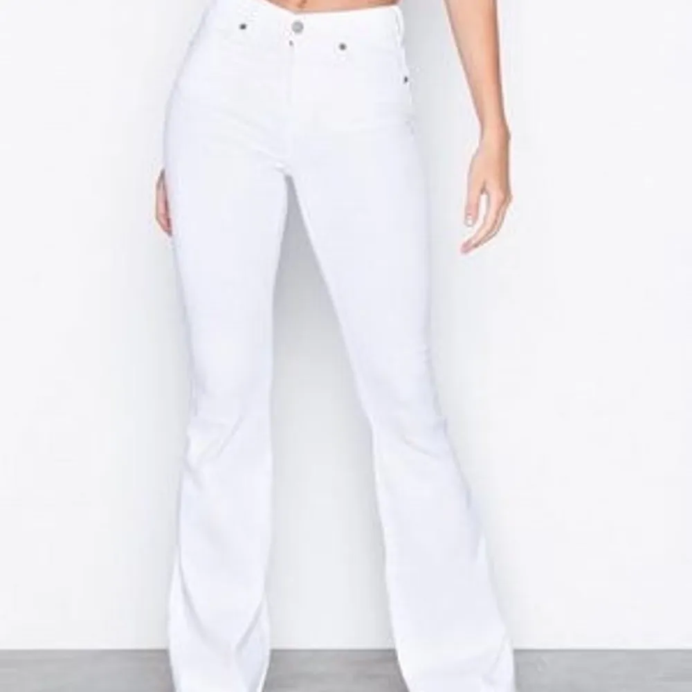 Vita bootcut jeans från Dr denim. Nyskick, endast använda ett fåtal gånger. . Jeans & Byxor.