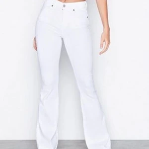 Jeans - Vita bootcut jeans från Dr denim. Nyskick, endast använda ett fåtal gånger. 