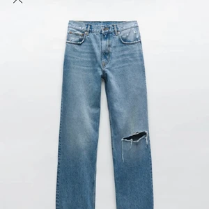 Lågmidjade Jeans - Intressekoll!!! Raka, loose, lågmaidjade och oanvända jeans ifrån zara. Super trendiga och även slutsålda på hemsidan. Köpta för 559kr. Högsta Bud:  Budgivning avslutas imorgon under dagen