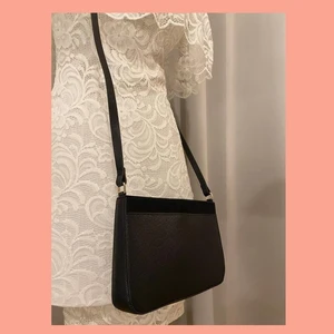 Axelväska  - Liten axelremsväska från H&M🤍 Aldrig använd, nyskick. Pris: 50kr+frakt🚚
