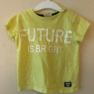 T-shirt KappAhl stl 86  - Gul fin t-shirt storlek 86. KappAhl. 