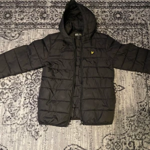 Lyle scott jacka  - Storlek 12/13 ungdom. Den är som ny 