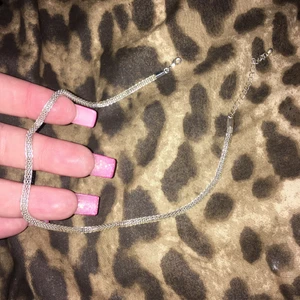 CHOKER - Supertrendig choker som är perfekt till festen eller andra uppklädda tillfällen. Använd 1 gång🥰