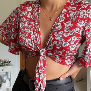 Ginatricot - Jätte fin tröja man knutar där fram. Köparen står för frakten