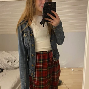 Blå jeansjacka   - 💙En mörkblå jeansjacka från HM i storlek 36. Begagnad, därav priset.