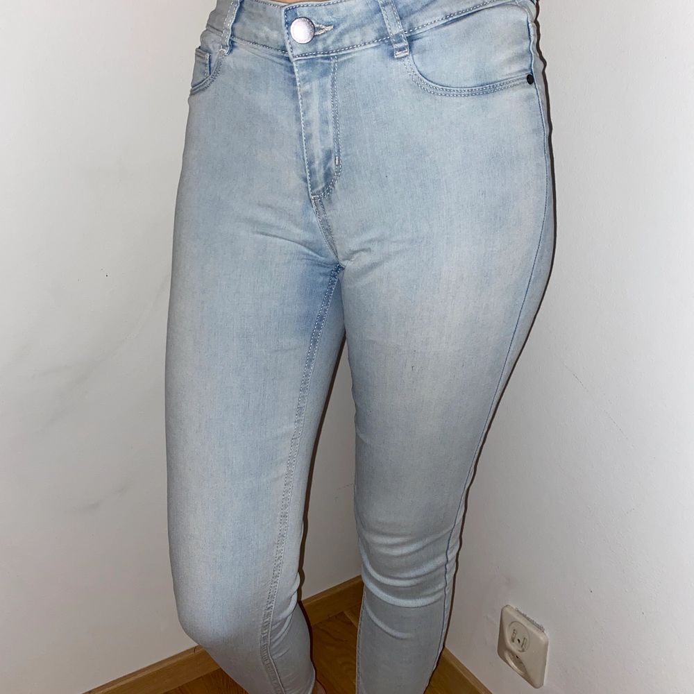 Snygga jeans köpta på sellpy. Dem kommer aldrig till användning tyvärr. Jag står för frakten!😊. Jeans & Byxor.