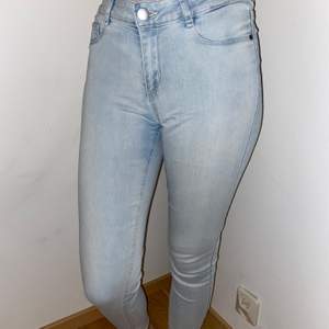 Snygga jeans köpta på sellpy. Dem kommer aldrig till användning tyvärr. Jag står för frakten!😊