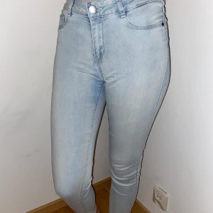 Snygga jeans - Snygga jeans köpta på sellpy. Dem kommer aldrig till användning tyvärr. Jag står för frakten!😊