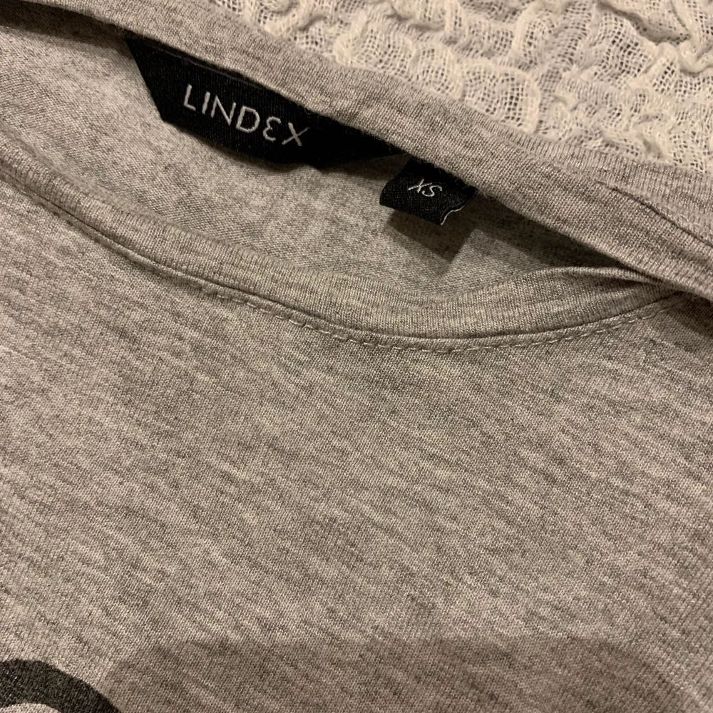 Grå tshirt med snyggt tryck i storlek XS från Lindex. T-shirts.