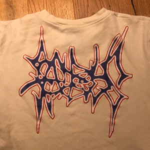 Sadboys gear t-shirt  - Yung Lean merch, använd på scen, oversized passform med stort tryck på ryggen