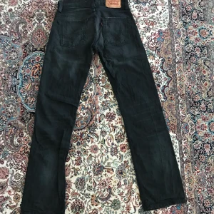 Levis jeans - Bra skick. Köpt på second hand. Mindre i storleken. Köparen står för frakt. Och kan gå ner i pris vid snabb affär