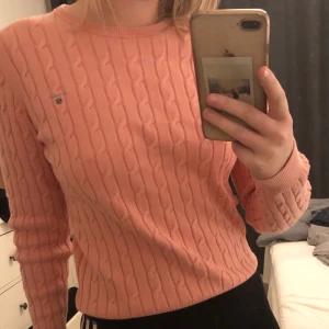 Gant tröja  - Säljer min Gant tröja på grund av att den inte längre används så flitigt längre. Har använt den en del men det är fin, fräsch och så gott som ny! 200kr inkl frakt! 🌸