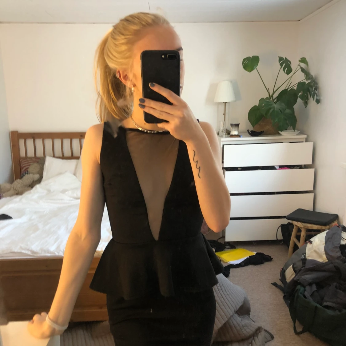 Svart klänning med djup v-ringning och öppen rygg